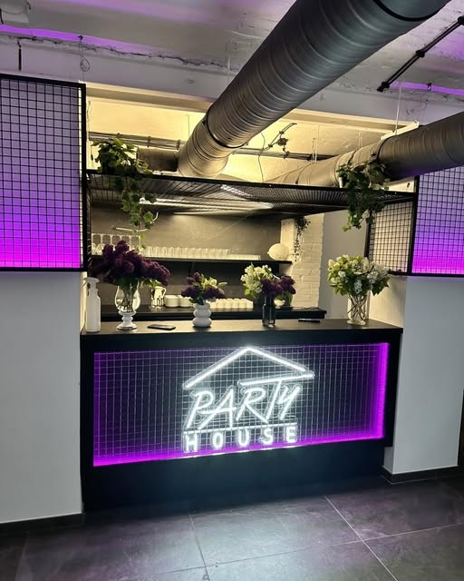 Bar z podświetlanym logo Party House