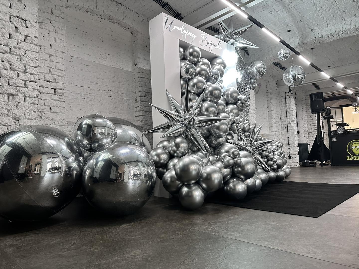Srebrna instalacja balonów — urodziny