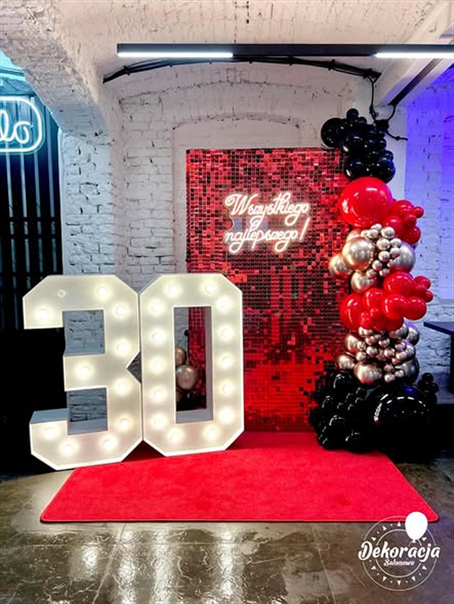 Scena z napisem 30 i ścianą cekinową